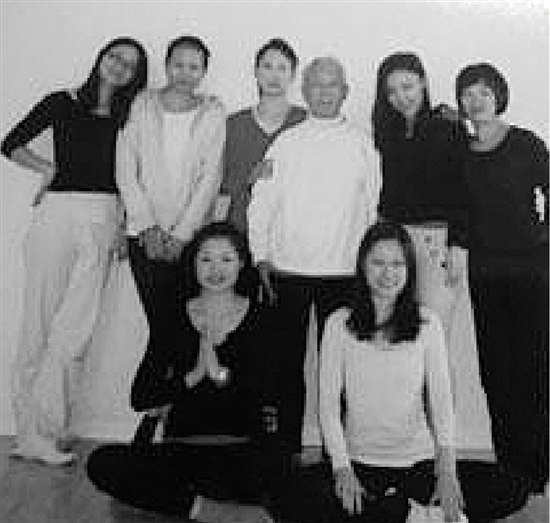 古稀之年学瑜伽 退休教师手持五本教练证_威海