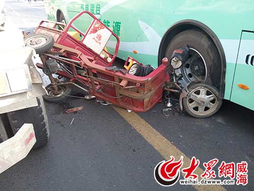 发生一起电动三轮车与水泥罐车,公交车相擦撞事件