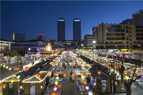 夜市用花灯装点了起来.大海 摄